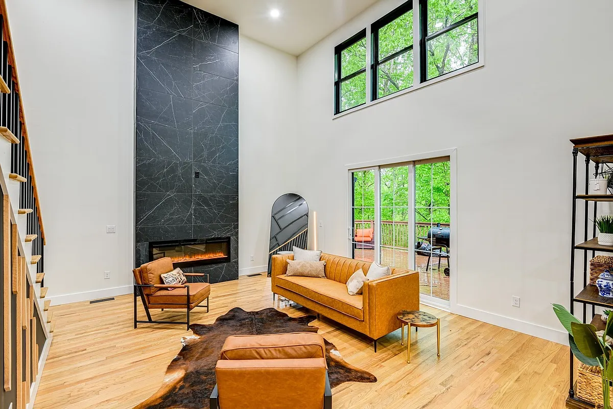 Building Photo - 930 Downey Dr