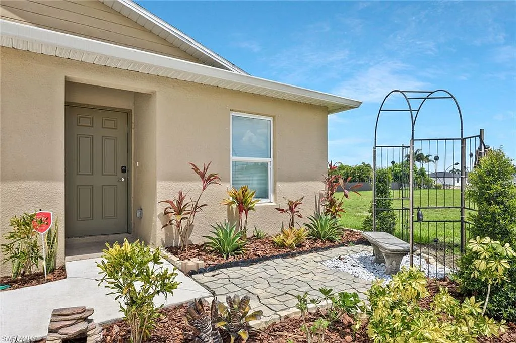 3 bed, 2.0 bath, 1246 sqft, $1,900 — Photo 2