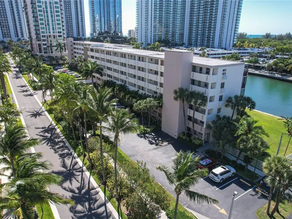 220 Kings Point Dr APT 211, Sunny Isles Beach, FL 33160