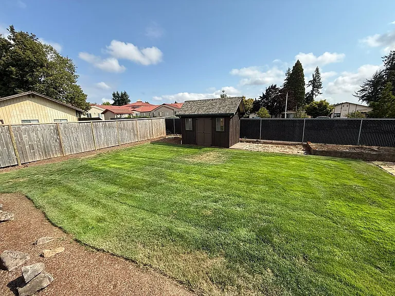 460 SE Conifer Pl — Photo 49