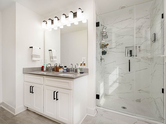 5th image of 2703 Wells St #1