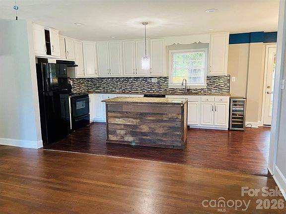 3rd image of 2823 Albany Ln
