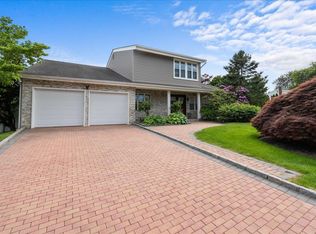 18 Stirrup Ln, Glen Cove, NY 11542