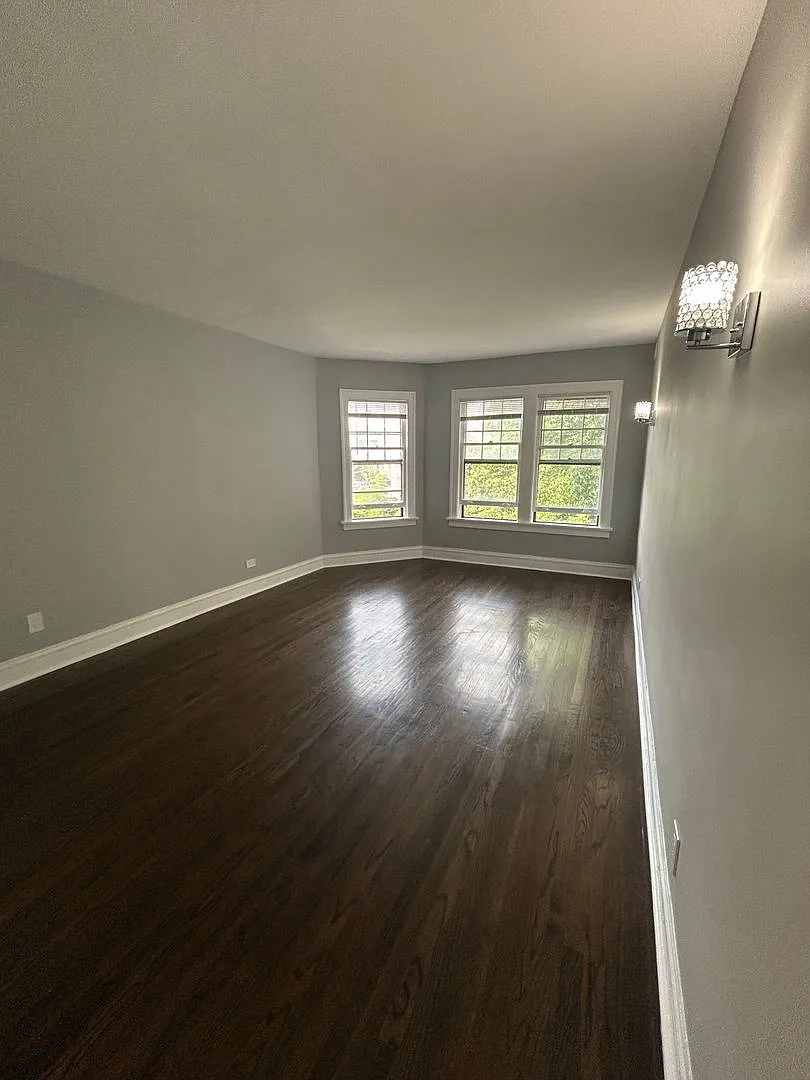 Horner Park Huge 2-Bedroom / 1-Bath + Den In-Unit W/D Available Now! — Photo 4