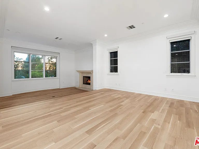 475 Martin Ln — Photo 18