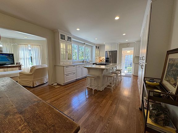 3rd image of 695 Westchester Way