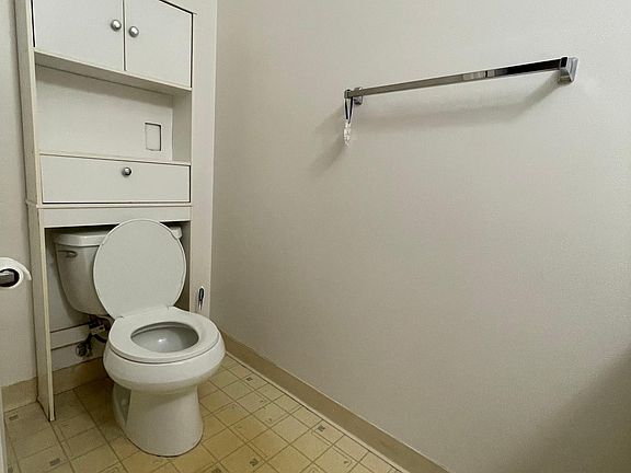 5th image of 719 W Fremont Ave