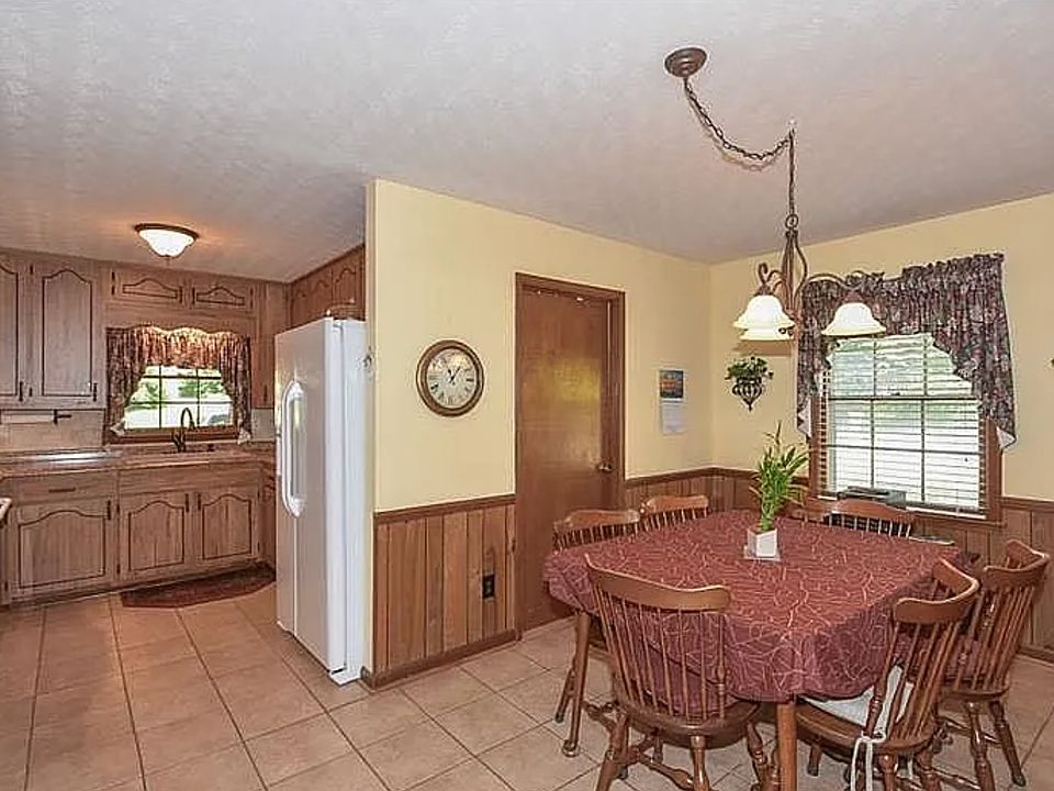 Kitchen - breakfast area