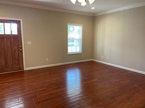 4th image of 1565 Rosebank Ave