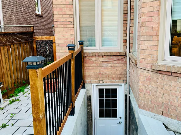 169 Larratt Ln #Basement, Richmond Hill, ON L4C 0E8