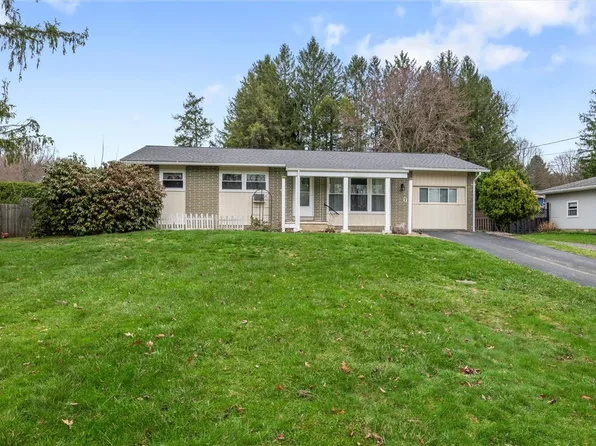 7 Hemlock Dr, Greenville, PA 16125