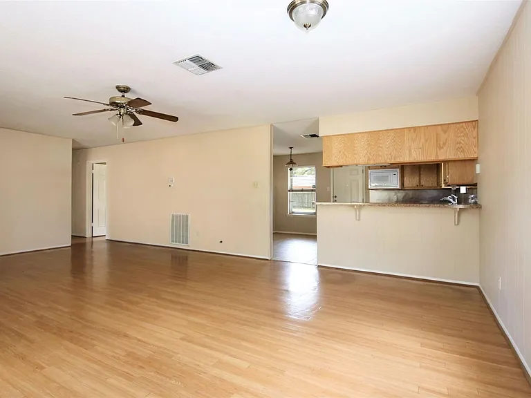 111 Azalea St — Photo 4