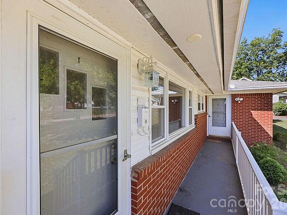 4th image of 209 Lloyd St