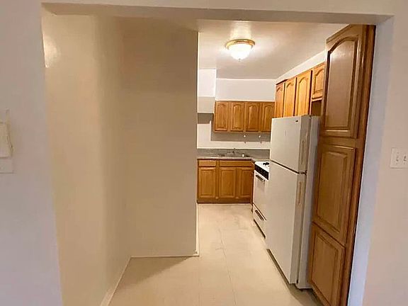 3rd image of 465 E 7th St #32
