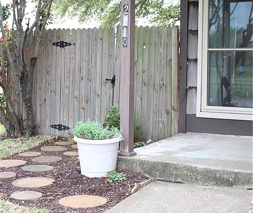 3rd image of 2210 Richoak Dr