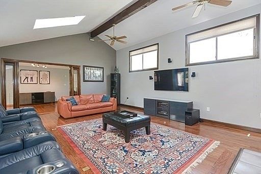 4th image of 300 Lakewood Dr