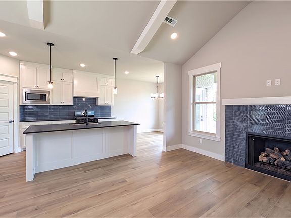 5th image of 308 White Oak St