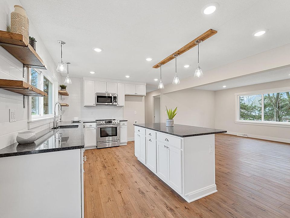 1st image of 5 Longfellow Ln