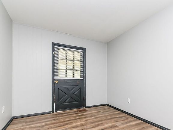 5th image of 814 S Burnett Rd