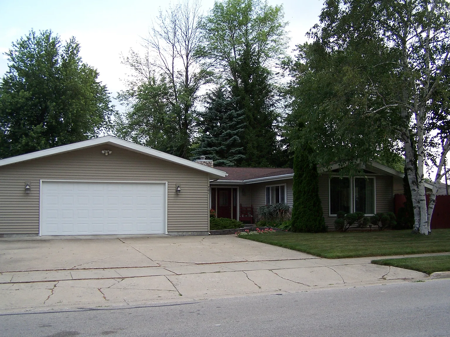 701 Ruth St photo 1