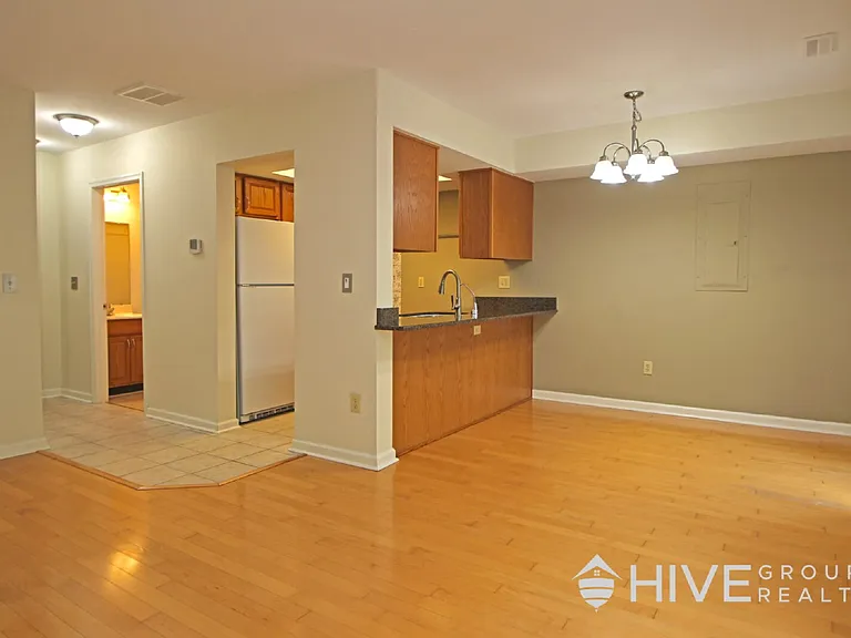 2411 Avonlea Ln — Photo 4