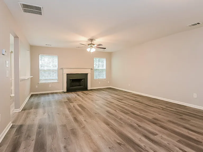 2495 Mayfair Dr — Photo 4
