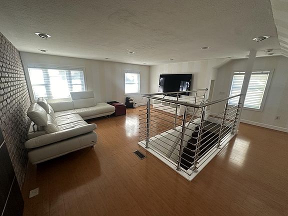 4th image of 525 S Eagleson Ave