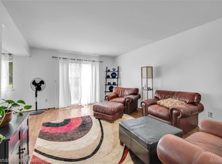 8421 Lakeview Ct, Ypsilanti, MI 48198
