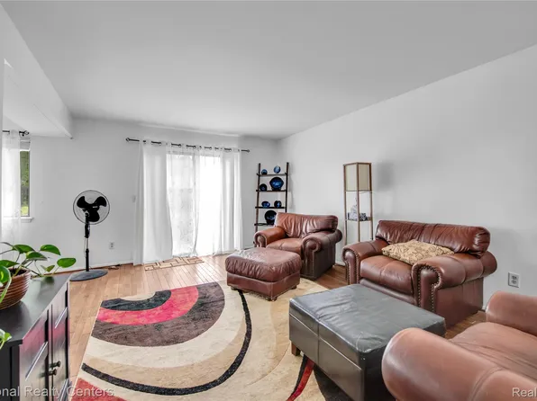 8421 Lakeview Ct, Ypsilanti, MI 48198