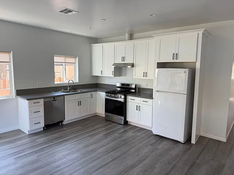 2804-2806 W Grand Ave — Photo 1