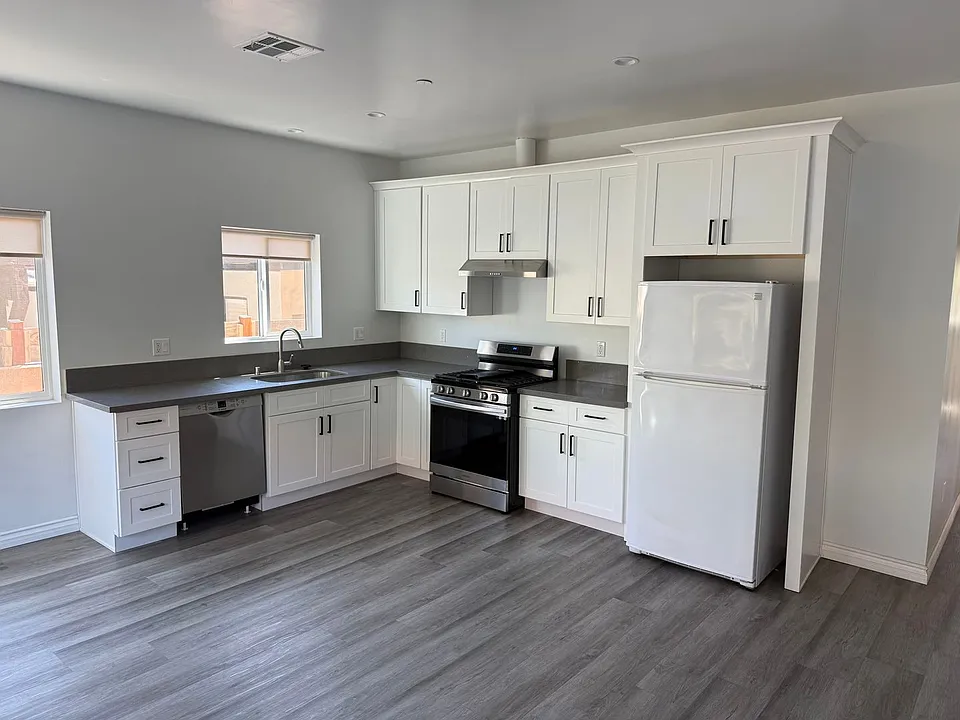2804-2806 W Grand Ave