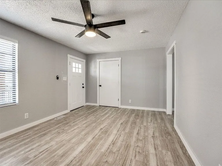 1209 NE 42nd St — Photo 12