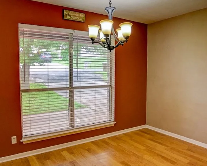 403 Earl Dr — Photo 3