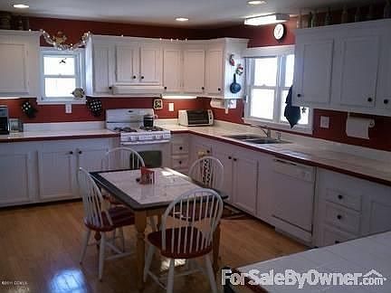 Spacious Kitchen. : Watch the ospreys fish while preparing meals.