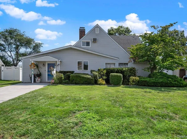 27 Wheelbarrow Lane, Wantagh, NY 11793