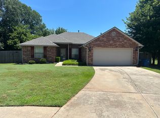 1900 Emerald Brook Ct, Edmond, OK 73003