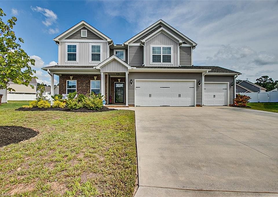 1st image of 15 Cloverfield Ct