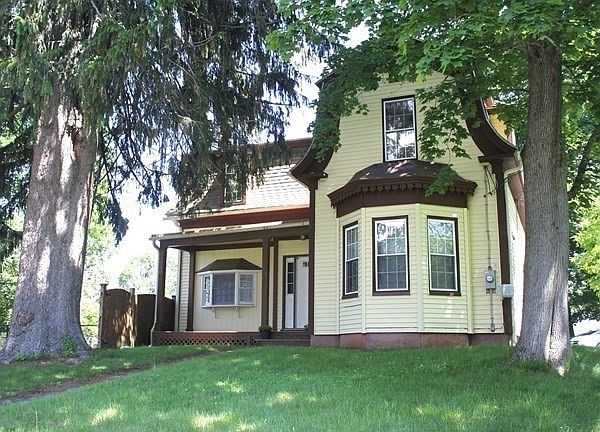 1st image of 32 Ash St