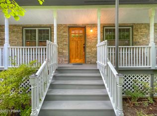 2204 Cardinal Dr, Bushkill, PA 18324