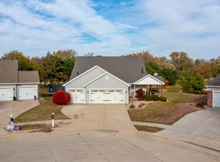 2 Rosewood Ct, Bloomington, IL