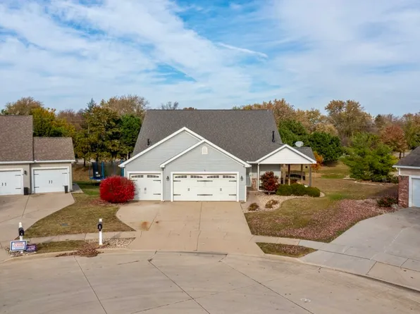 2 Rosewood Ct, Bloomington, IL 61704