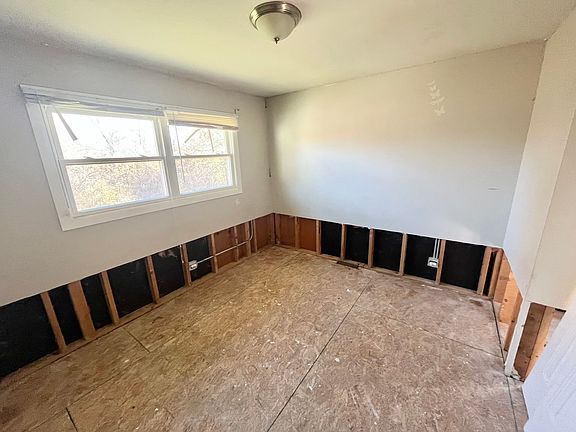 4th image of 15139 Le Claire Ave