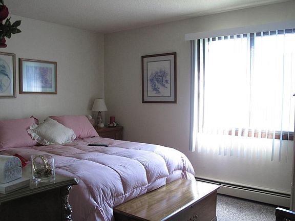 2 large bedrooms with nice size closets