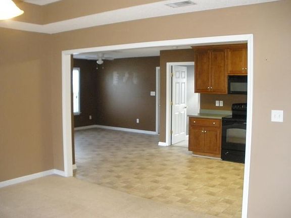 3rd image of 818 Kristen Ln