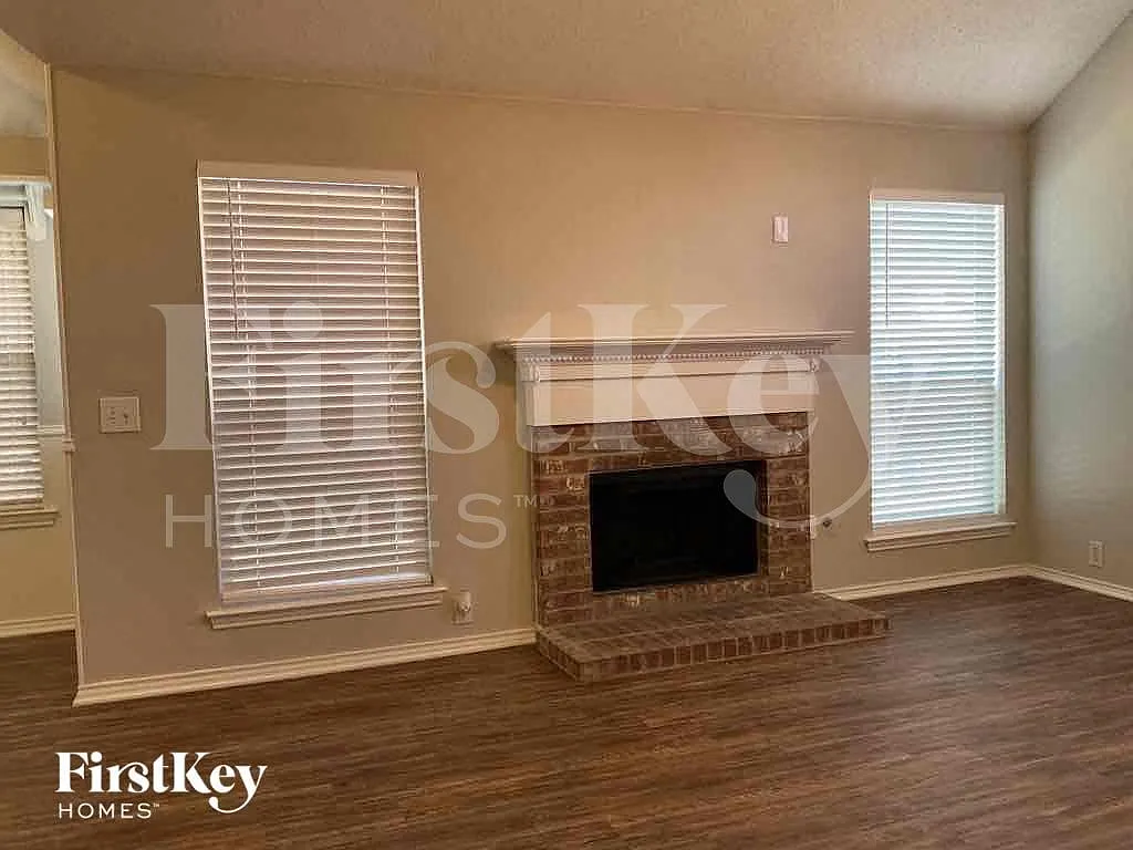 4 bed, 2.0 bath, 2069 sqft, $3,120 — Photo 2