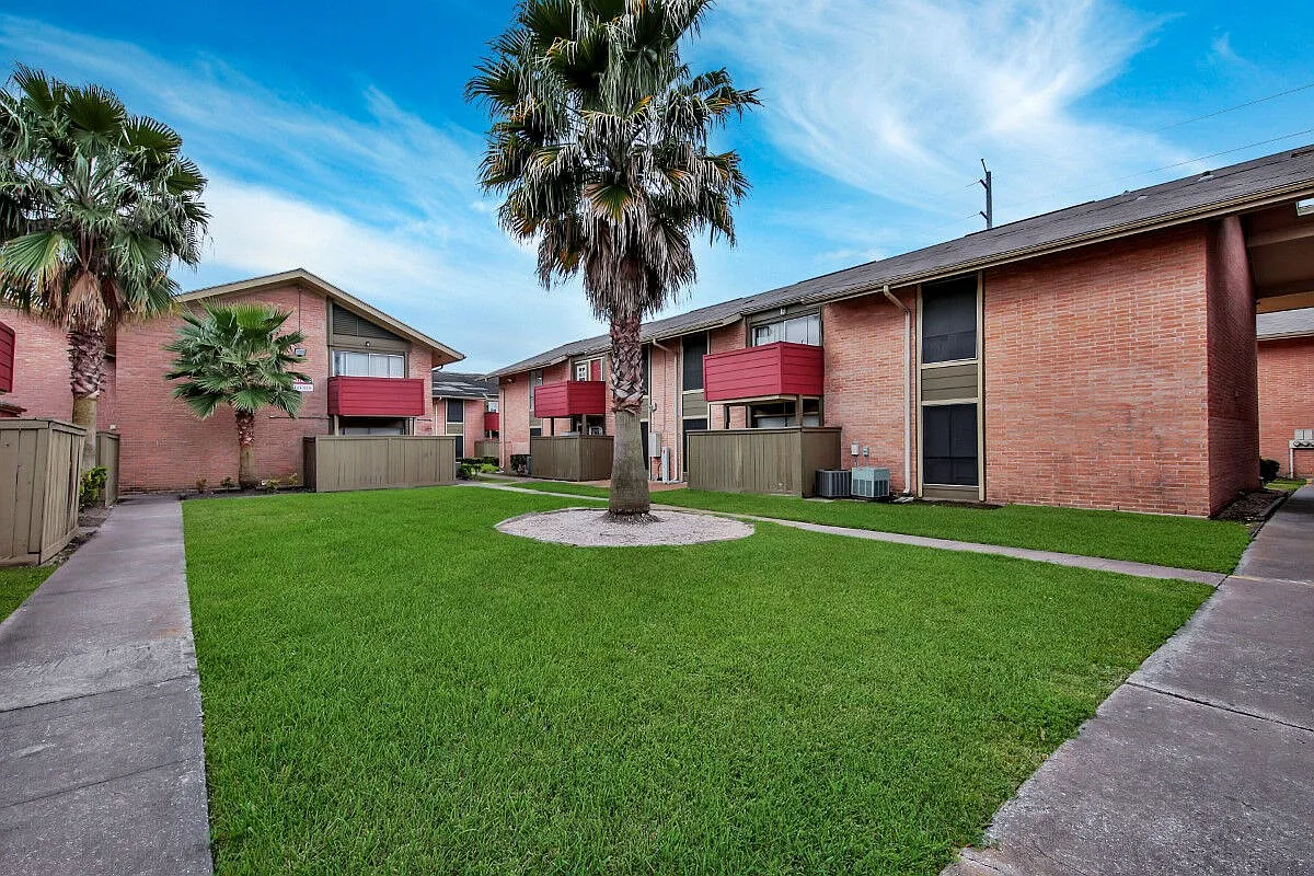 Pelican Pointe — Photo 1