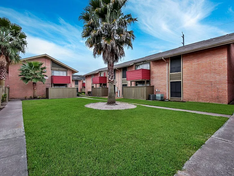 Pelican Pointe — Photo 1