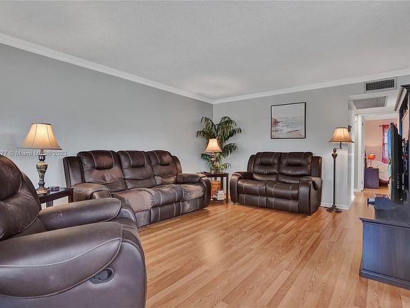 4th image of 112 Windsor E #112