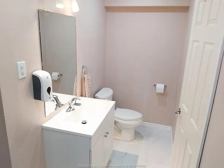 4694 Helsinki Cres #LOWER — Photo 15