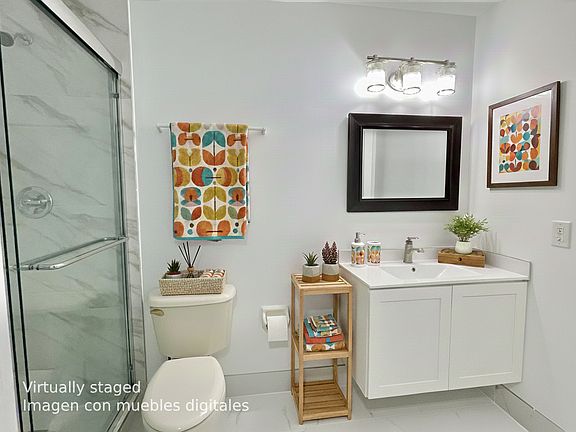 Bathroom (Bano). Virtually staged (Imagen con muebles digitales).